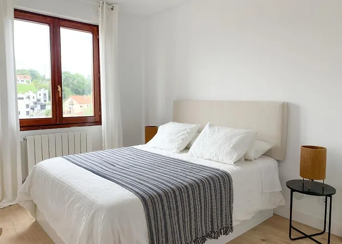 ACOGEDOR APARTAMENTO CON TERRAZA Y PARKING Publico EN COMILLAS