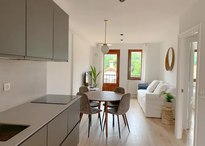 Acogedor Apartamento Con Terraza Y Parking Publico En Comillas